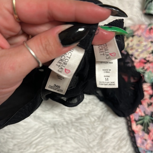 2 VTG Victoria’s Secret 34B sets - Picture 7 of 8